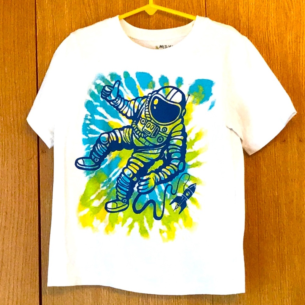 Astronaut outer space walk size  5 thumbs up theme white graphic tee shirt EUC